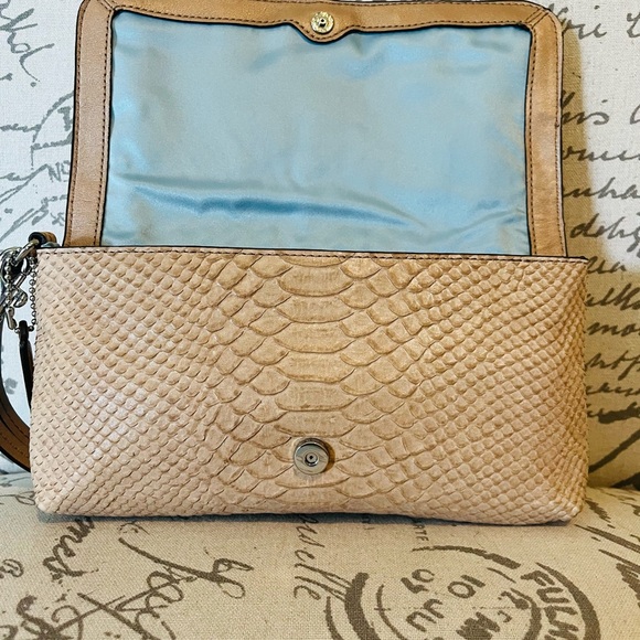 Coach Tan Leather Snake Embossed Shoulder Bag can convert to wristlet - Picture 10 of 12
